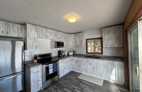 Okanagan-Similkameen Cabaña | Lakefront Otter Lake Cottage