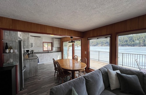 Okanagan-Similkameen Cabaña | Lakefront Otter Lake Cottage