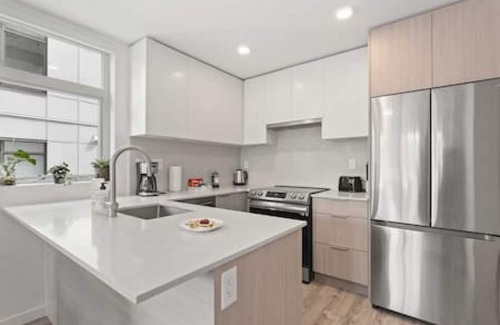 Surrey Apartamento | Modern Central 1BR condo, Surrey