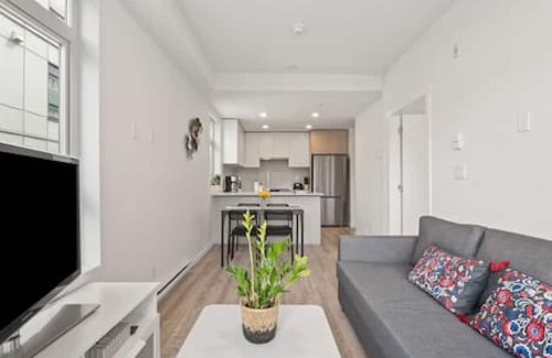 Surrey Apartamento | Modern Central 1BR condo, Surrey