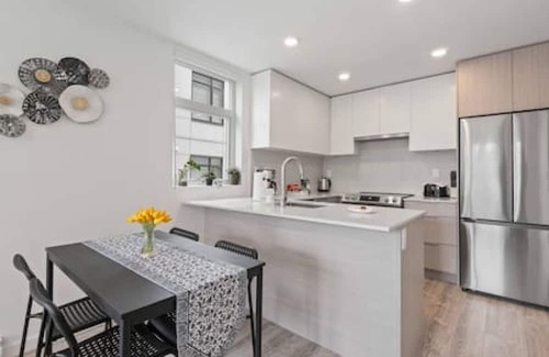 Surrey Apartamento | Modern Central 1BR condo, Surrey