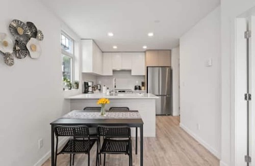 Surrey Apartamento | Modern Central 1BR condo, Surrey