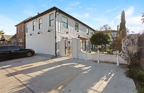 South Central Houston Apartamento | 2BD Unique HTX: Fast Wi-Fi, Free Parking, Full Gym