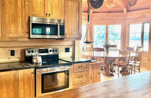 Magnetawan Cabaña | One of a Kind Timber Framed Waterfront Escape w/ Hot Tub!