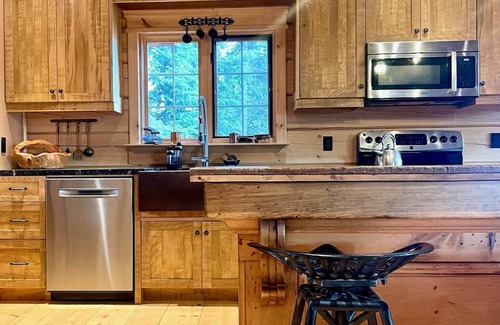 Magnetawan Cabaña | One of a Kind Timber Framed Waterfront Escape w/ Hot Tub!
