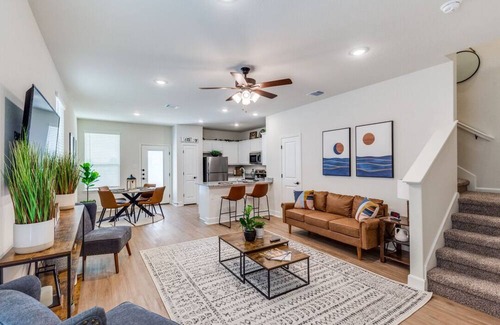 San Antonio Casa | Amazing 3 Bed 2 Bath Walk to Everything 6 Flags is Minutes Away