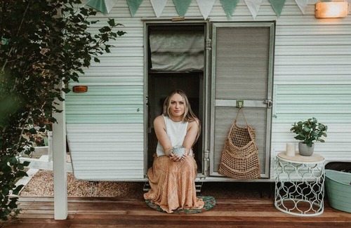 Mylor Casa | A chic vintage caravan in an idyllic setting.nPure escapism in the Hills.