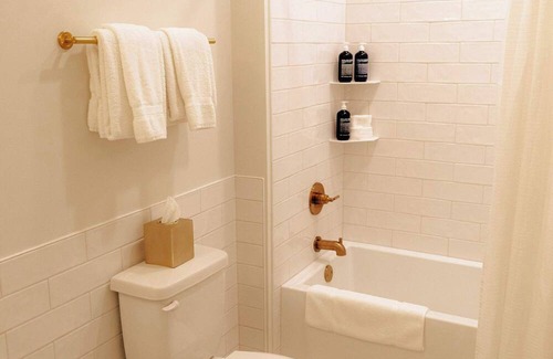 Elk Rapids Apartamento | Guestroom - 1 King Su