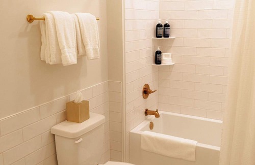 Elk Rapids Apartamento | Guestroom - 2 Queens