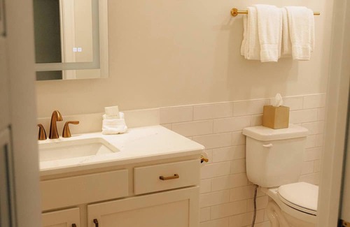 Elk Rapids Apartamento | Guestroom - 2 Queens