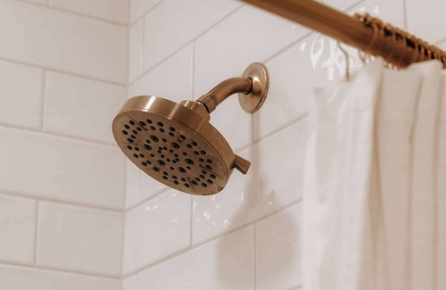 Elk Rapids Apartamento | Guestroom - 2 Queens