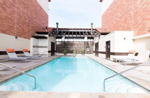 Westwood Apartamento | Luxury Apartment with Outdoor Heated Pool L01a