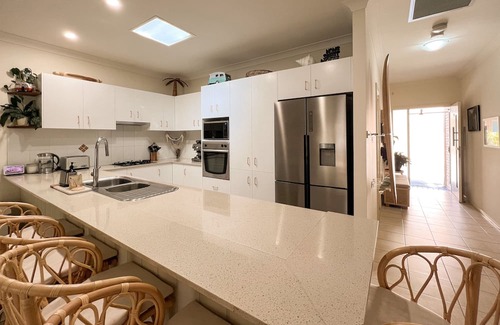 Warilla Casa | Family Shores - Quiet Family home walking distance to the beach, cafes and shops