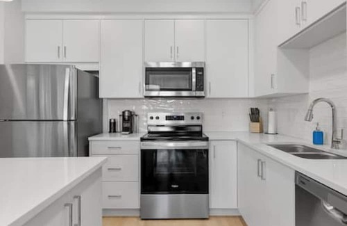 Southwest Calgary Apartamento | Western Nest |Bright 3BR 2BA | Trails+Near HWY
