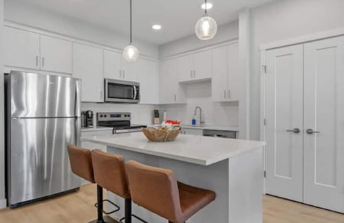Southwest Calgary Apartamento | Western Nest |Bright 3BR 2BA | Trails+Near HWY