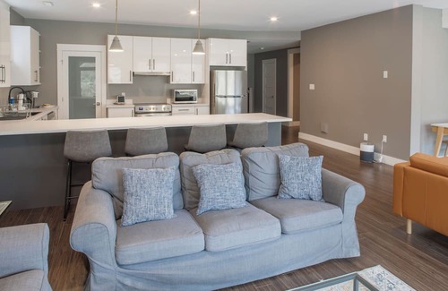 Bedford Casa | Spacious 6-bedroom bungalow with WiFi, AC in welcoming Bedford