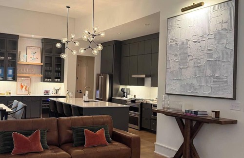 Southwest Raleigh Casa | New Modern One-Level Retreat