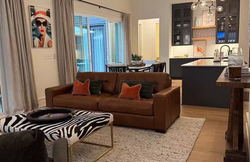 Southwest Raleigh Casa | New Modern One-Level Retreat