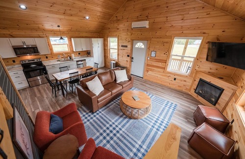 Jamestown Cabina | HOT TUB~Dog Friendly Cabin~Fishing~River boat ramp~20 Min to Lake Cumberland