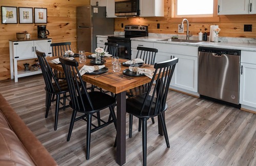 Jamestown Cabina | HOT TUB~Dog Friendly Cabin~Fishing~River boat ramp~20 Min to Lake Cumberland