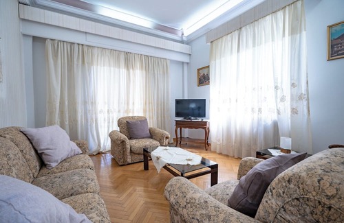 Irakleio Apartamento | Retro 2-Bdrm House Near Metro in Heraklion by ΜΡS