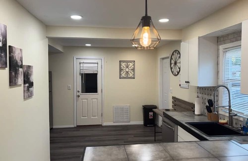 St. Petersburg - Clearwater Casa | Charming 2-bedroom Bungalow with WiFi, AC in close to downtown St. Petersburg