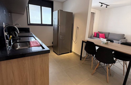 Ponta da Praia Apartamento | Cozy apartment in Santos 1, pet friendly.