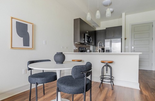 West End Apartamento | Blueground | Downtown Austin, pool, nr Congress