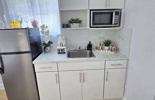 West Hollywood Apartamento | Cozy Studio for 2 Near Hard Rock Casino & Guitar Hotel and Hard Rock Stadium