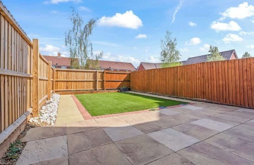 St Neots Casa | Stylish 4 Bedroom House in St Neots w Free Parking