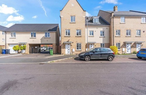 St Neots Casa | Stylish 4 Bedroom House in St Neots w Free Parking