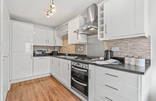 St Neots Casa | Stylish 4 Bedroom House in St Neots w Free Parking