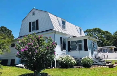 Cape Charles Casa | "Meant to Be” 4BR Family Retreat w/Game Room & Fire Pit 5 Min to Beach/Parks