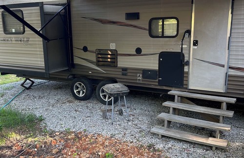 Mountain View Alquiler De RV | 2 Bedroom Camper in the Folk Music Capital-Pet Friendly-Close to Golf Course