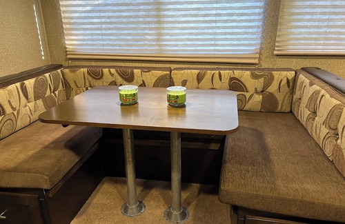 Mountain View Alquiler De RV | 2 Bedroom Camper in the Folk Music Capital-Pet Friendly-Close to Golf Course