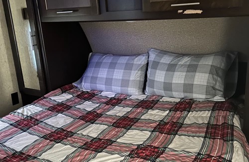 Mountain View Alquiler De RV | 2 Bedroom Camper in the Folk Music Capital-Pet Friendly-Close to Golf Course