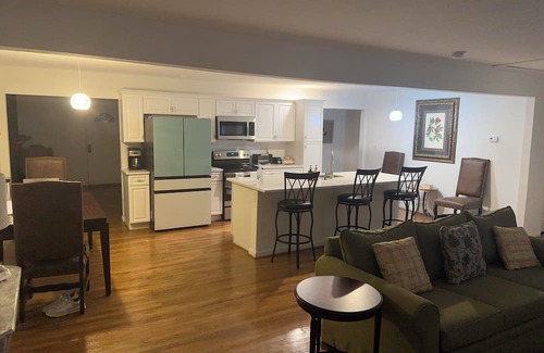 East Durham Cama Y Desayuno | Charming 2-bedroom bed & breakfast in Durham with WiFi, AC