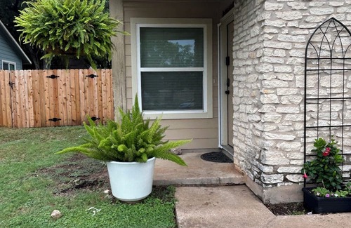 Anderson Mill Casa | Cozy 2BR Retreat with Home Gym and Desks in Safe NW Austin Near Parks