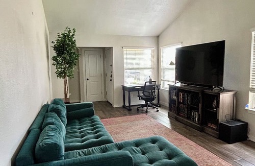 Anderson Mill Casa | Cozy 2BR Retreat with Home Gym and Desks in Safe NW Austin Near Parks