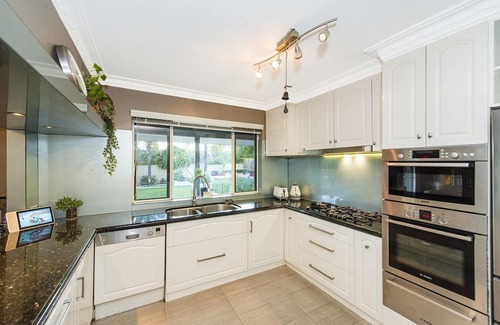 Dianella Casa | 4 Magical Majestic Family Home Sleeps 8 HUGE backyard + parking