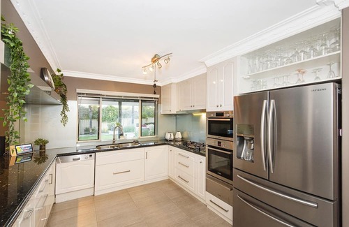 Dianella Casa | 4 Magical Majestic Family Home Sleeps 8 HUGE backyard + parking