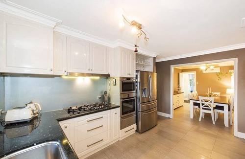 Dianella Casa | 4 Magical Majestic Family Home Sleeps 8 HUGE backyard + parking