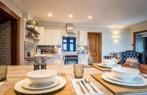 Llanbedrog Cabaña | Tremfan Gorwel - a sea view that sleeps 4 guests in 2 bedrooms
