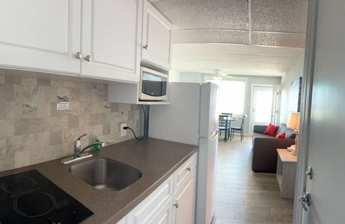 Wildwood Crest Apartamento | Chic hotel suite with WiFi and AC in charming Wildwood Crest