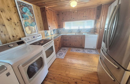 Saint-Gabriel Chalet De Esquí | Beautiful & Peaceful 4-Bedroom Chalet – 1 Min Walk to Beach & Restaurants!
