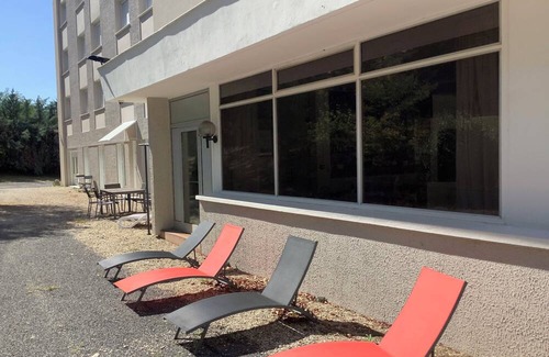 Saint-Paul en Jarez Casa | 3-star hotel in a quiet setting. All rooms are air-conditioned.