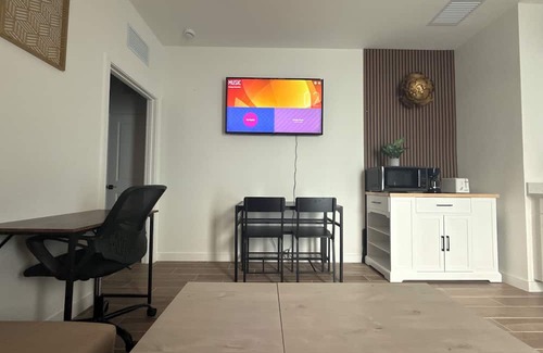 Homestead Apartamento | Cozy Apartment/Efficiency in tranquil Homestead with AC, WiFi, private entrance