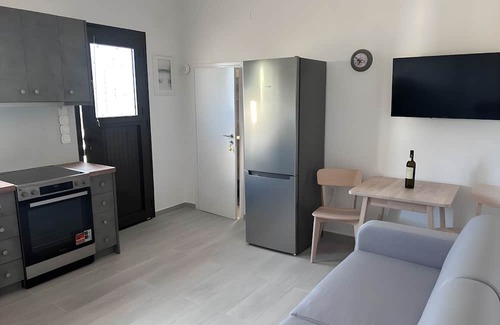 Livadi Casa | Casa de vacaciones 'Livadakia Beach House' con balcón y aire acondicionado