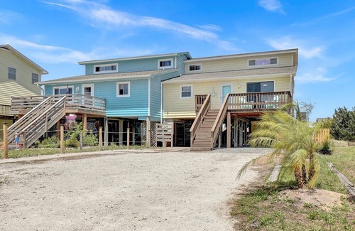 Sneads Ferry Casa | New Renovated 3 bedroom home, pet friendly walking distance to Beach