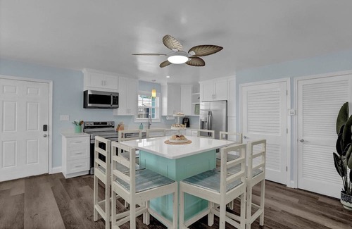Sneads Ferry Casa | New Renovated 3 bedroom home, pet friendly walking distance to Beach